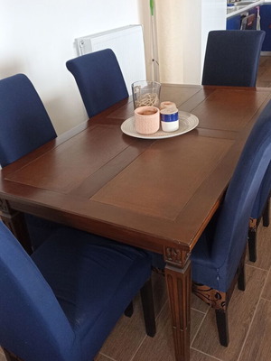 Dining table like new, wood and leather