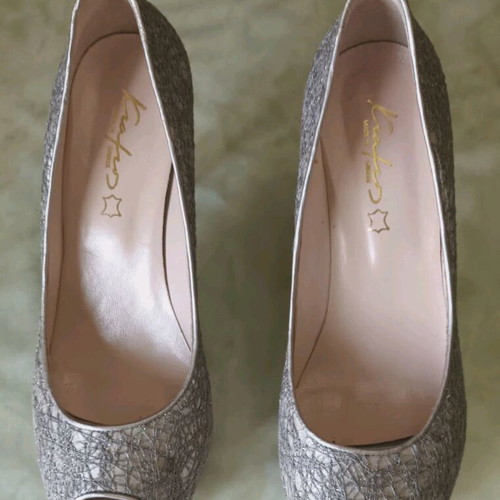 Leather peep toe pumps silver like new, size 40