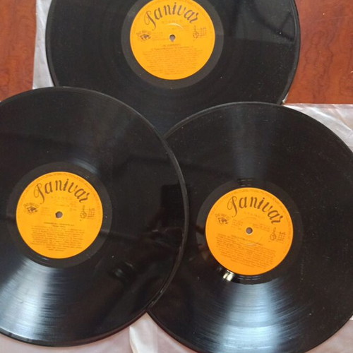 Nisiotiko Tsourmo vinyl records used, zeibekika and tsiftetelia