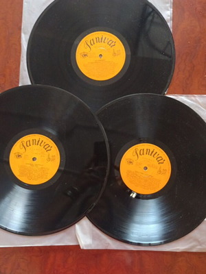 Nisiotiko Tsourmo vinyl records used, zeibekika and tsiftetelia
