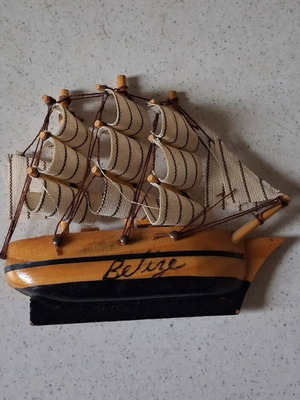 Μαγνητάκι ξύλινο ιστιοφόρο Belize σαν καινούργιο