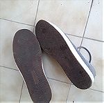  Δύο ζευγάρια παπούτσια