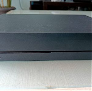 Xbox one X 1 TB στο κουτι του.