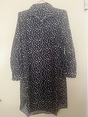 Shirt dress used, black with white patterns, ideal for beach
