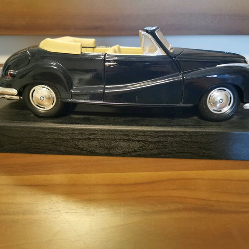 Collectible BMW 502 Maisto model like new