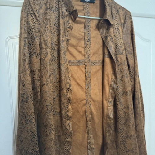 Shirt like new, thick fabric, fitted, size S