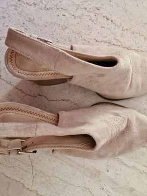 Closed-toe suede sandals