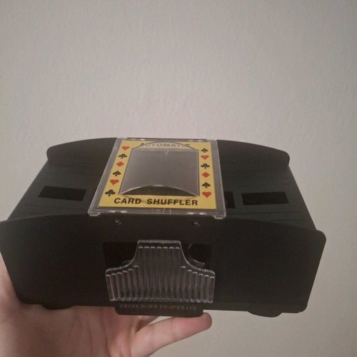 Card shuffler device like new