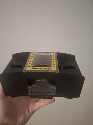Card shuffler device like new