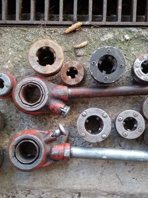 Virax manual pipe threaders used with 13 dies and 2 handles