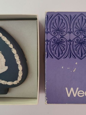 Vintage Wedgwood Jasperware "Spade" trinket box Portland Blue new