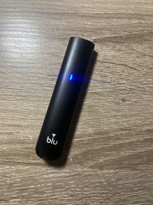Blue 2.0 e-cigarette like new, black with type C cable