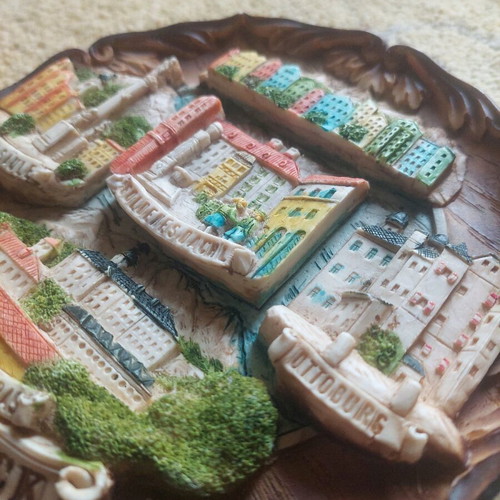 Ceramic 3d hanging plate like new