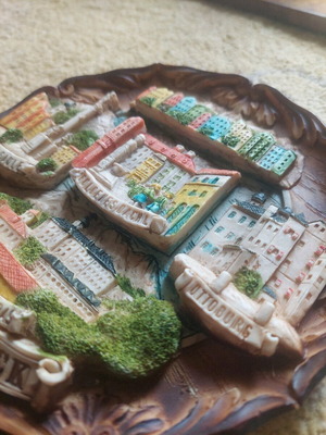 Ceramic 3d hanging plate like new