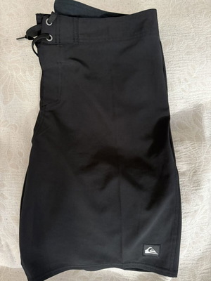 Quiksilver Surfsilk Kaimana 20’ swim shorts, size 34, black