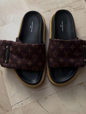 Louis Vuitton pool pillow slides size 38 EU, like new