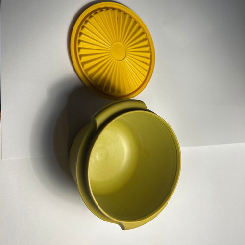 Tupperware food container with lid 650ml used