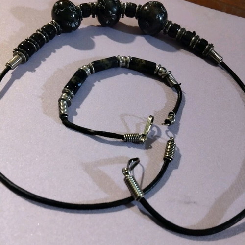 Jewelry set with black ceramic beads and handmade floral decoration, like new