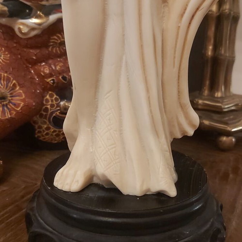 Vintage decorative figurine made of high-quality resin in ivory color, like new