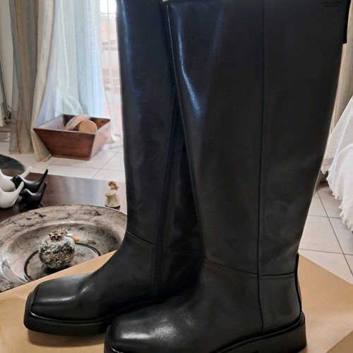 Vagabond black boots size 37, new, 100% leather with square toe