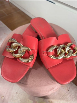 Flat fuchsia sandals like new, size 41