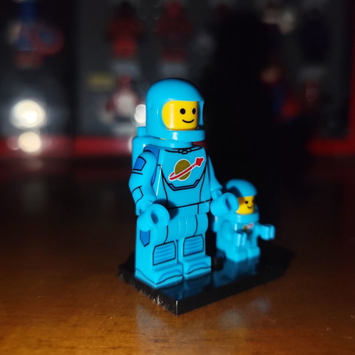 Light Blue Astronaut figure with baby and base, Lepin