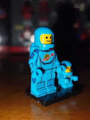 Light Blue Astronaut figure with baby and base, Lepin