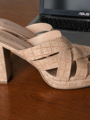 Andrés Machado Nude Croco Mules size 44 like new with 11 cm block heel