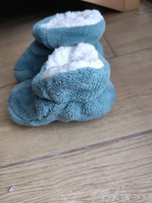 Fleece Baby Slippers like new, size 6–18 months, warm and soft
