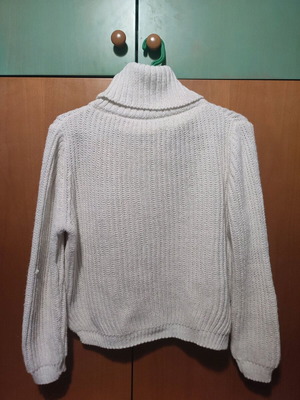 White turtleneck used without label
