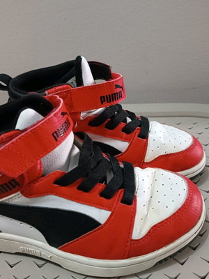 Puma athletic shoes size 31 in very good condition, red