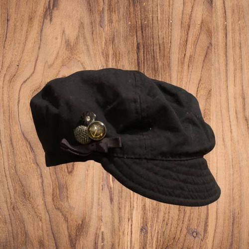 Black flat cap used with buttons