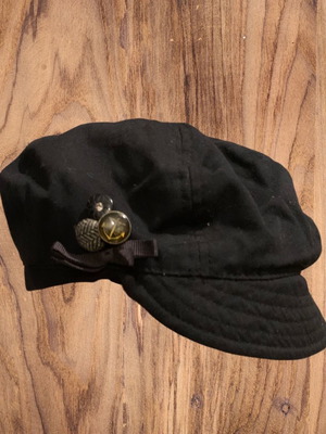 Black flat cap used with buttons
