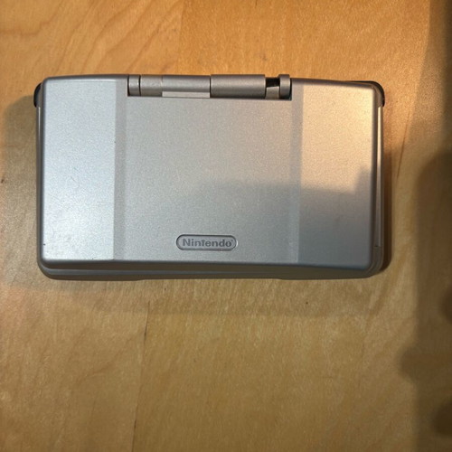 Nintendo DS употребяван с износване на дясното закопчаване