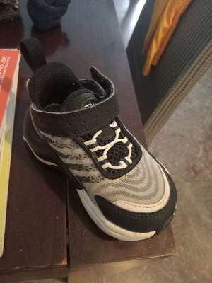 Nike Air toddler shoe size 22, narrow fit