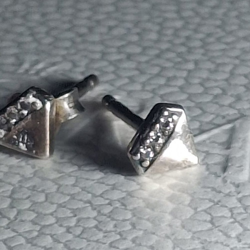 Pandora diamond earrings decorated with zircon stones