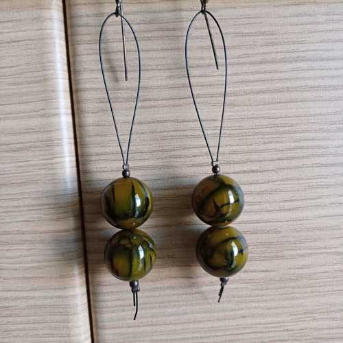 Dangling earrings new with double beads in green and black