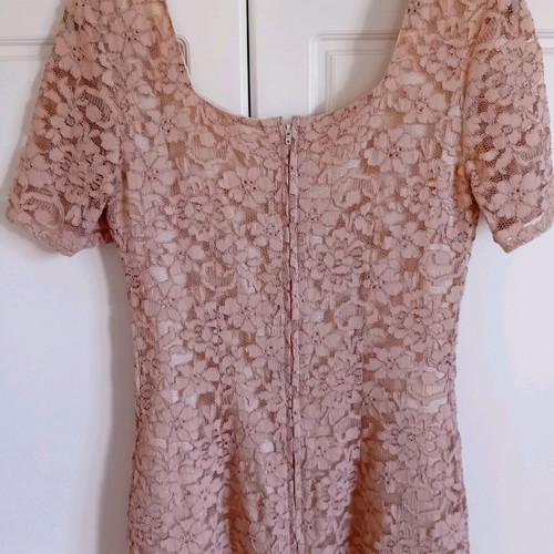 Lace dress in soft salmon color like new, size L
