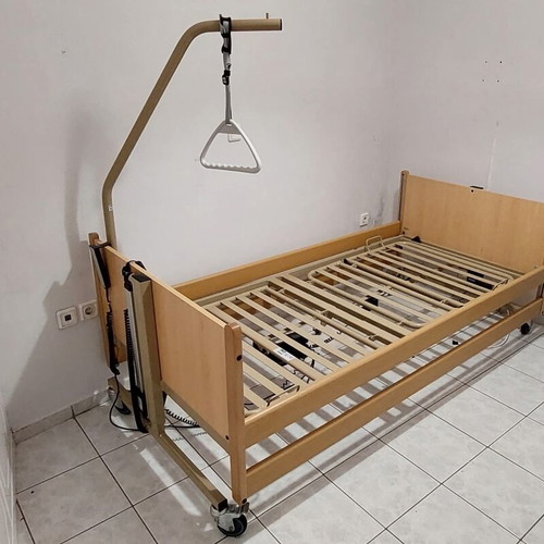 Electric hospital bed with hoist, two side rails and brakes, like new