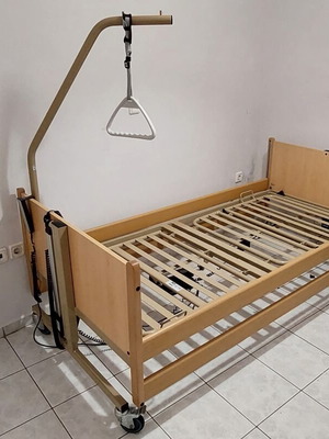 Electric hospital bed with hoist, two side rails and brakes, like new