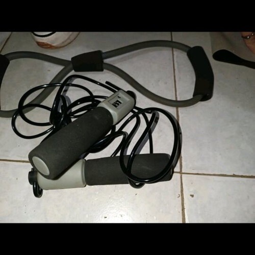 Fitness equipment like new with resistance expander and jump rope with counter