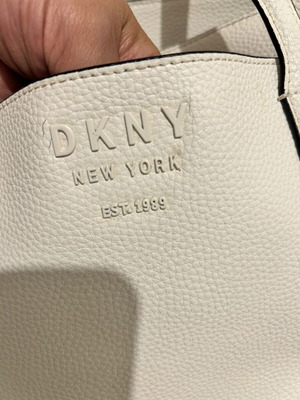 Τσάντα ώμου DKNY σαν καινούργια, εκρού δέρμα
