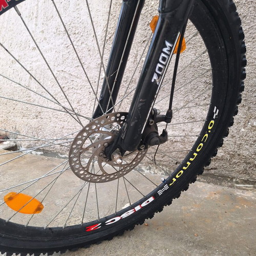 Mountain bike like new with 26 inch wheels and disc brakes