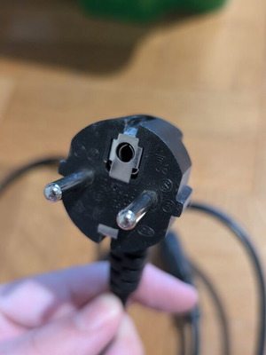 Power cable used, functional