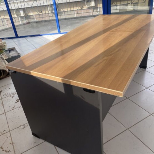 Biro desk like new with modern design and large work surface