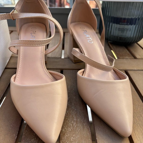 Beige faux leather pumps like new, size 39