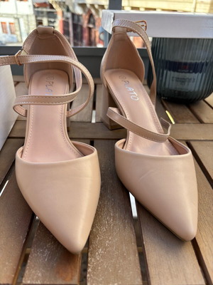 Beige faux leather pumps like new, size 39