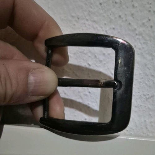 Solid brass belt buckle used, 4 cm, durable construction