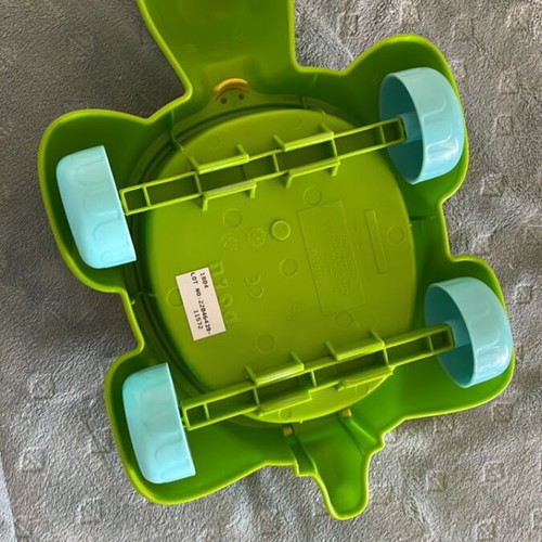 Plastic turtle toy like new