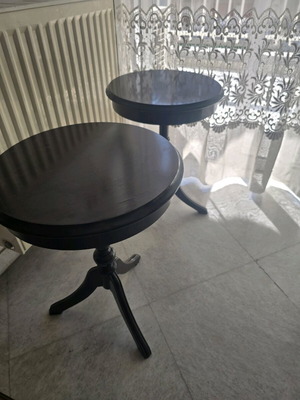 Round living room tables used, set of 2